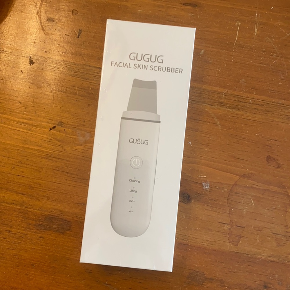 Facial skin scrubber